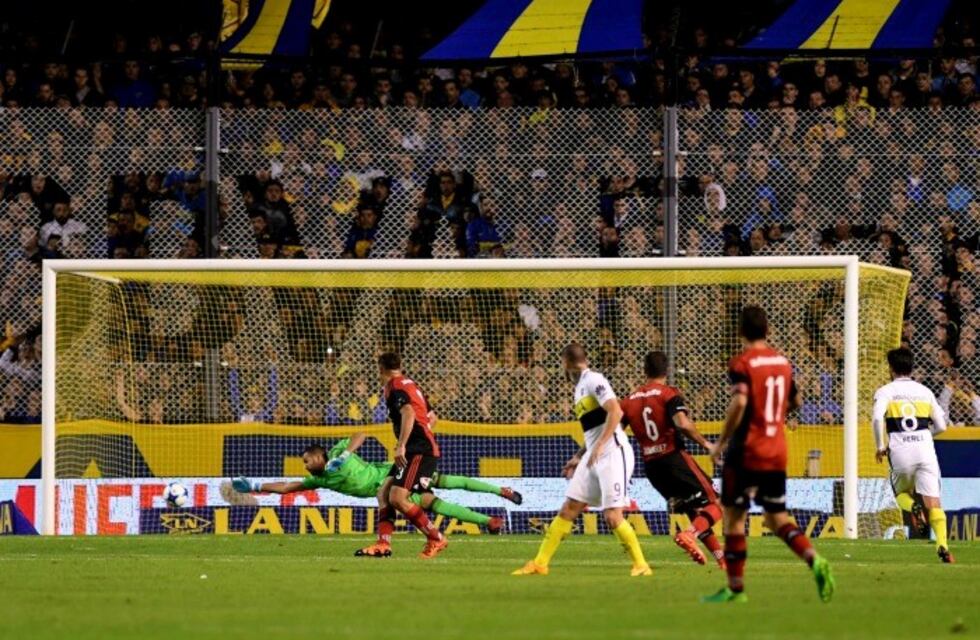 Boca derrotó 1 a 0 a Newell's y se alejó en la cima