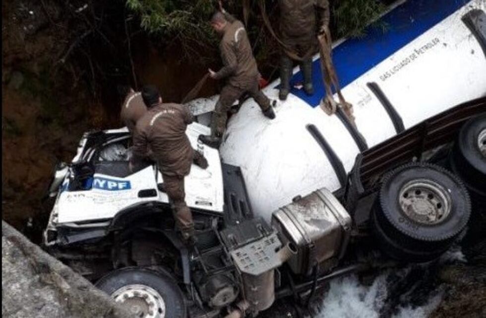 Un camión de YPF desbarrancó en Chile
