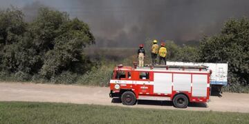 Bomberos Voluntarios- Incendio RN 12\nCrédito: Bomberos Ceibas