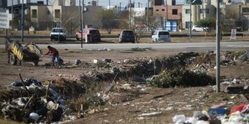 Bolsas de basura, resto de poda, escombros\u002E\u002E\u002E Todo es una mugre\u002E