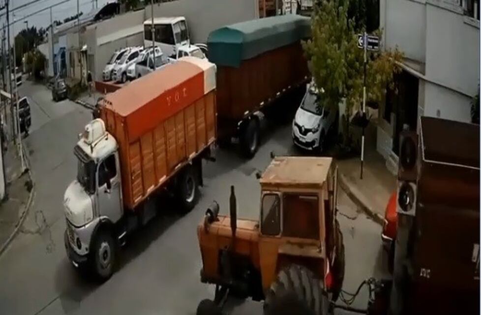 Tandil: un camión chocó contra un tractor y lo partió al medio