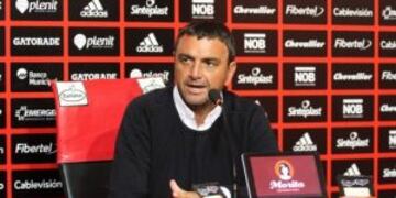 Osella seguiru00e1 en Newell's.