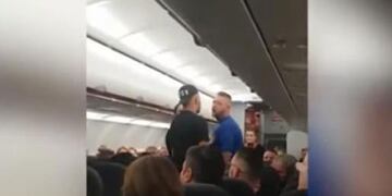 A las piñas en un avión (Web)