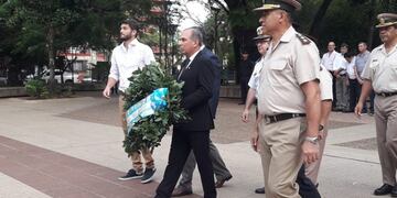 El intendente de Posadas, Leonardo Stelatto, durante el homenaje a San Martín en Posadas\u002E (Misiones Online)