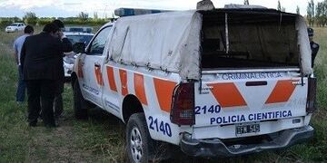 Policía científica trabaja en el descampado de la zona de Puente de Hierro, Guaymallén\u002E