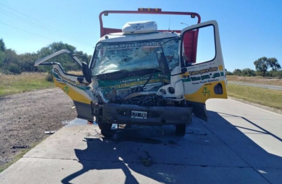 Impresionante choque entre dos camiones