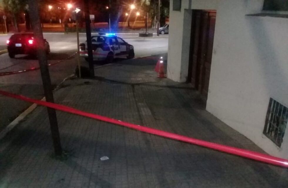 Colgaba un pasacalle y sufrió una descarga eléctrica