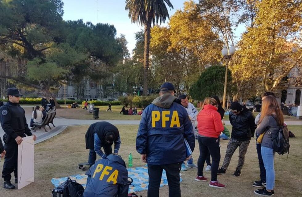 Detuvieron a una pareja que ofrecía marihuana a la venta frente a la sede de Gobernación