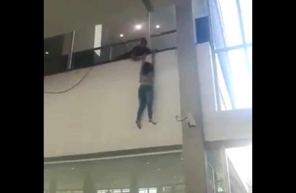 El personal del HECA tuvo que ingeniárselas para asistir a una mujer en medio de una crisis de nervios