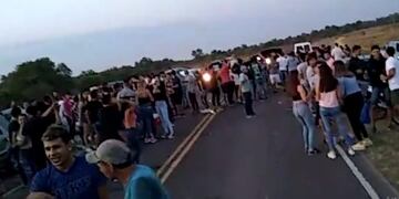 Un grupo de jóvenes realizó una fiesta clandestina en plena Ruta 4 en Chaco