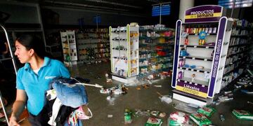 Más de 300 detenidos por protestas y saqueos durante el apagón en Venezuela\u002E (REUTERS)