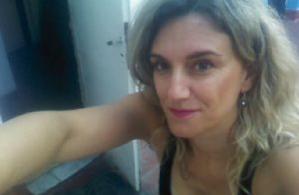 Actriz rosarina hizo topless en la esquina de su casa para convocar al tetazo