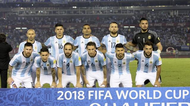 Players of Argentina pose for pictures before the start of the 2018 FIFA World Cup qualifier football match against Chile at the Monumental stadium in Buenos Aires, Argentina, on March 23, 2017. / AFP PHOTO / Juan Mabromata ciudad de buenos aires  futbol eliminatorias mundial 2018 futbolistas partido seleccion argentina vs chile equipo formacion