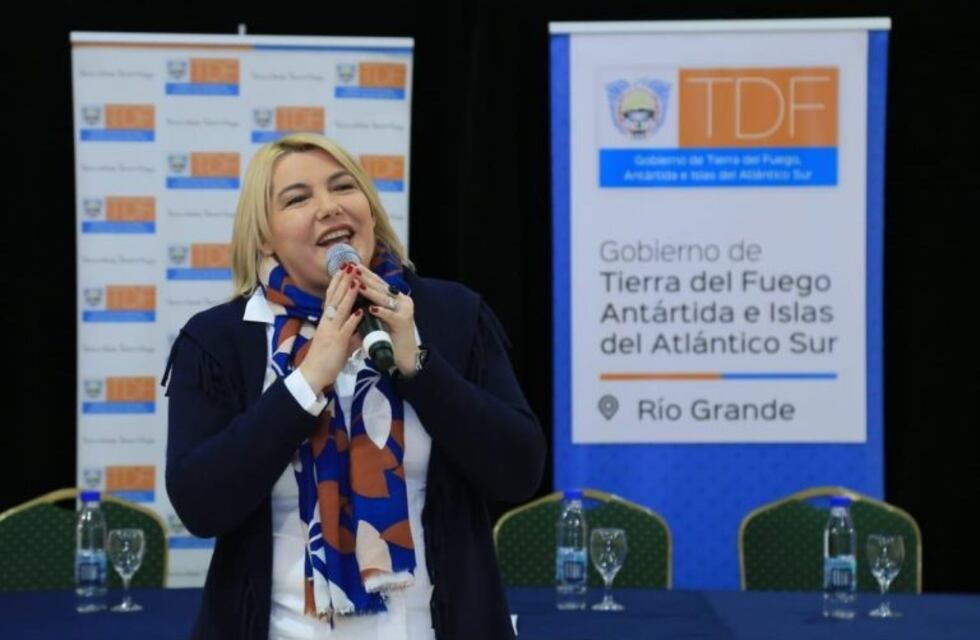 Bertone presidió la entrega de uniformes al personal de Pomys