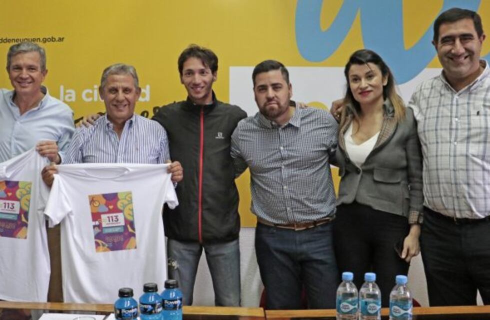 Desfile en el oeste, corrida en el río y el sexto parque de la ciudad, en el mes aniversario