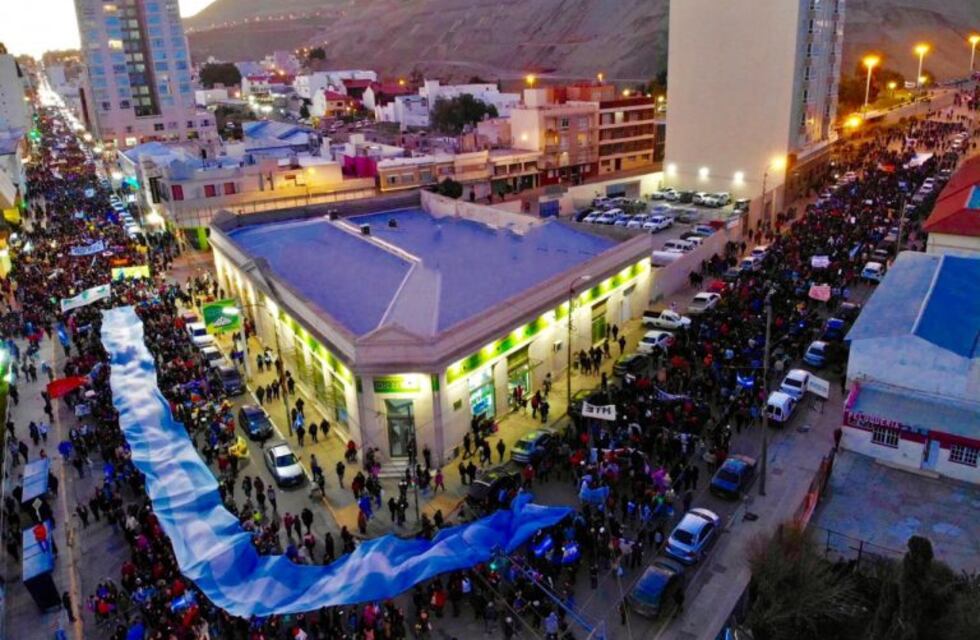 Más de 40 mil personas se movilizaron en apoyo a los docentes agredidos de Comodoro