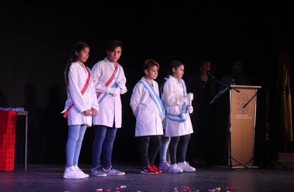 Abanderados y escoltas de colegios de Carlos Paz fueron reconocidos por el Municipio