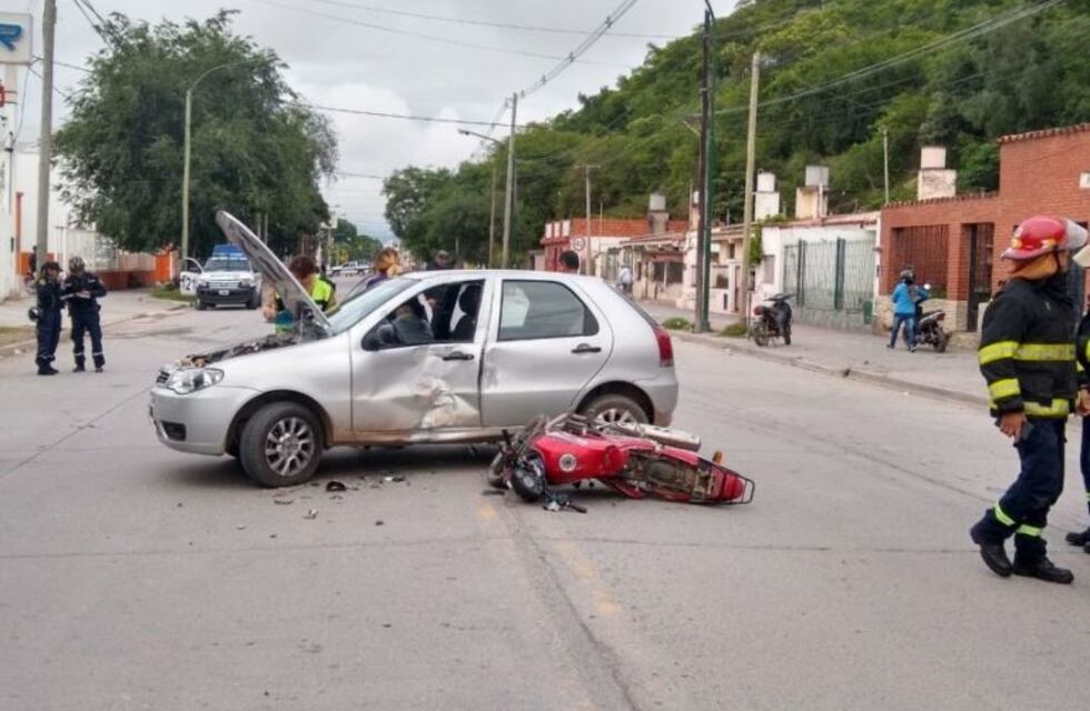 Accidente vial: una moto y un auto chocaron en avenida Artigas