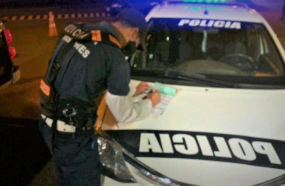 Se incendiaba su auto, una patrulla fue en su ayuda y la recibió a los tiros: quedó preso