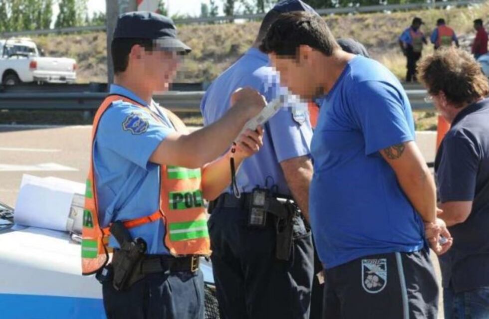 Conducía ebrio y casi choca con un móvil policial