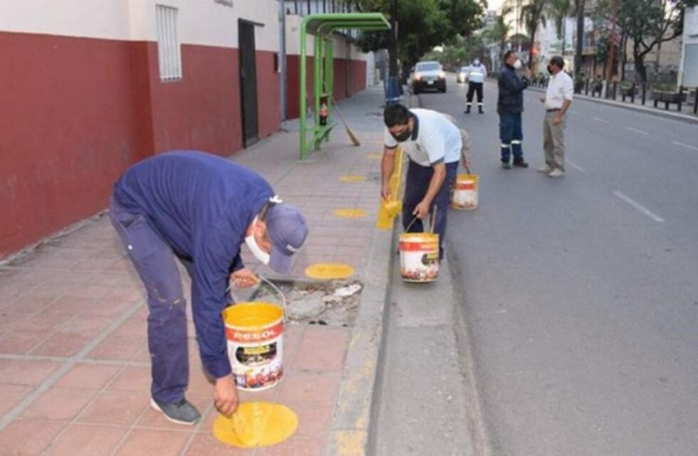 Por la vuelta del transporte público demarcan la distancia en las paradas de colectivos