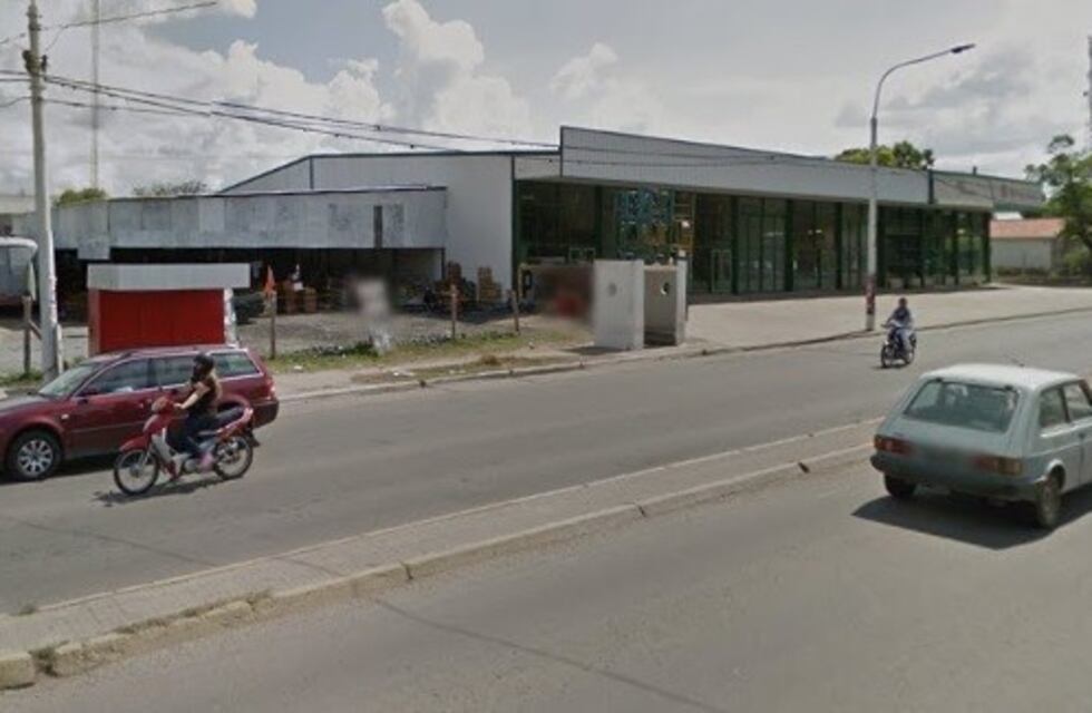 Los asaltaron en la parada del colectivo y camino a la comisaría reconocieron al ladrón que usaba una de sus camperas