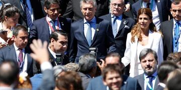 Argentine President Mauricio Macri (C), First Lady Juliana Awada (R) and Argentine Foreign Minister Jorge Faurie (3-R, top) leave the Congress in Valparaiso, Chile, after the swearing-in ceremony of Chilean new President Sebastian Pinera (out of frame), on March 11, 2018\u002E\nRightwing billionaire businessman Pinera was sworn in as the new president of Chile for the second time\u002E / AFP PHOTO / PABLO VERA LISPERGUER
