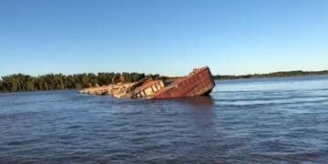 Barcaza abandonada en el Paraná derrama un líquido oscuro