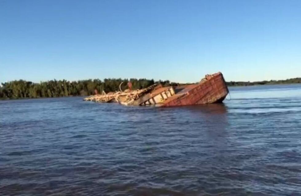 Barcaza abandonada en el Paraná derrama un líquido oscuro