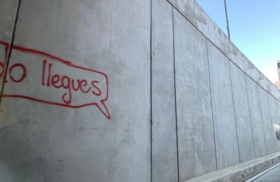 Aparecieron grafittis en el flamante túnel de la Plaza España