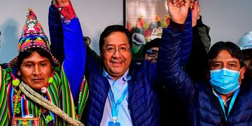 TOPSHOT - Bolivia's leftist presidential candidate Luis Arce (C), of the Movement for Socialism party, celebrates with running mate David Choquehuanca (R) early on October 19, 2020, in La Paz, Bolivia\u002E - Bolivian presidential candidate Luis Arce, the leftist heir to former leader Evo Morales, appeared headed to a first-round election victory on October 18, 2020 with 52\u002E4 percent of the vote, according to an authoritative exit poll from TV station Unitel\u002E (Photo by RONALDO SCHEMIDT / AFP)