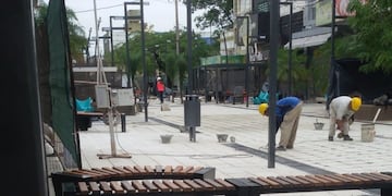 Los trabajos en la peatonal de la calle Rivadavia están en su etapa final (Foto: Carla Paz)