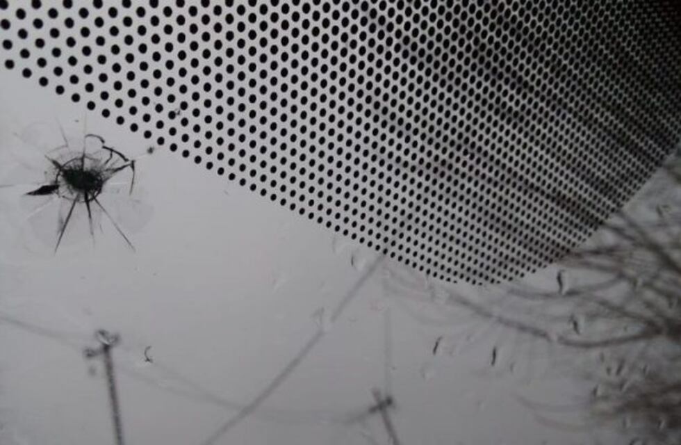 Destrozaron a piedrazos el parabrisas de una camioneta en la Autopista a Santa Fe