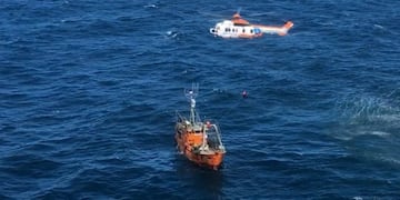 Rescatan a un tripulante que sufrió una herida en altamar (Twitter)
