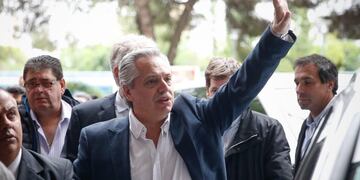 AME8906\u002E CASEROS (ARGENTINA), 01/11/2019\u002E- El presidente electo de Argentina, Alberto Fernández, llega para una conferencia sobre el papel de la política en América Latina, este viernes, en la Universidad Nacional de Tres de Febrero, en Caseros (Argentina)\u002E EFE/Juan Ignacio Roncoroni