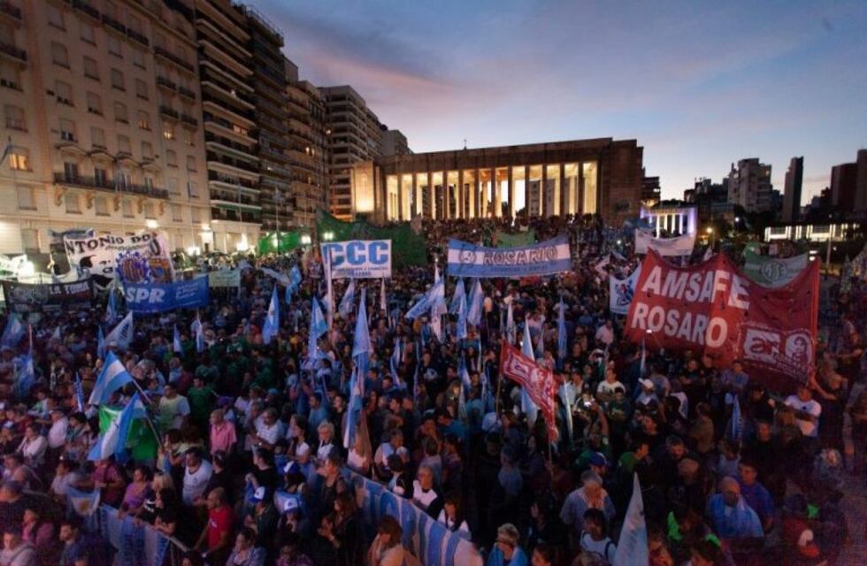 Rosario se movilizó contra los tarifazos y despidos