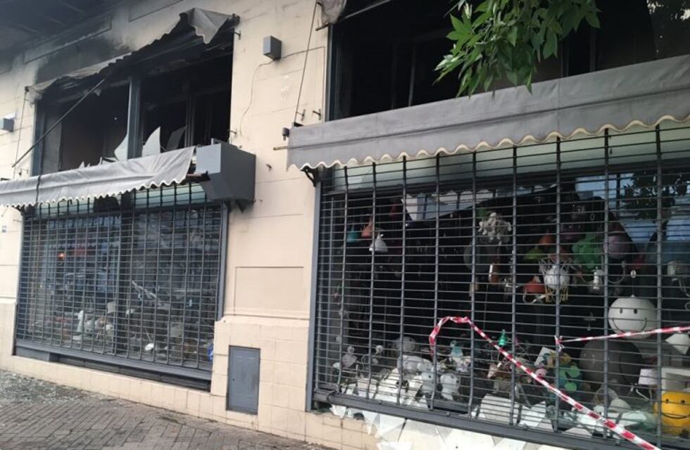 Un incendio provocó una explosión y daños materiales en un local de barrio Pichincha