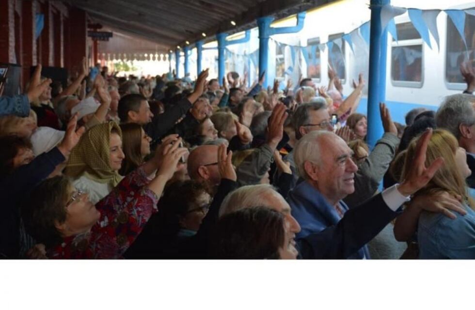 Una multitud recibió al tren de pasajeros que llegó por primera vez a Sunchales después de 22 años