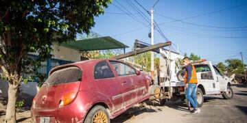 Operativo para levantamiento de vehículos abandonados de la vía pública - Municipalidad de La Rioja