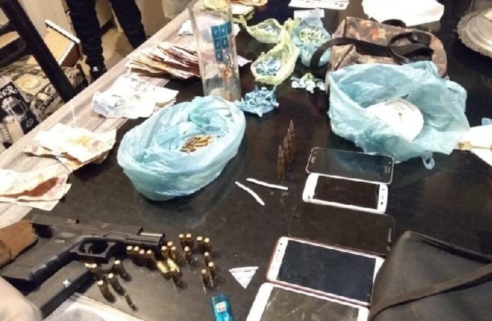 Atraparon a una banda que vendía drogas y tenía chalecos policiales