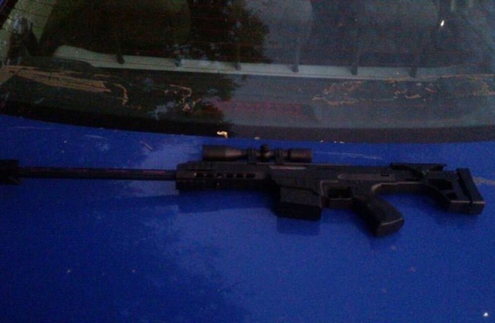 Iba en auto con una réplica de fusil automático