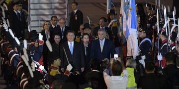 China's President Xi Jinping (C) and his wife Peng Liyuan (C-L) are welcomed by Gerardo Morales (R) the Governor of the Argentinian province of Jujuy, upon their arrival at Ezeiza International airport in Buenos Aires province, on November 29, 2018\u002E - Global leaders gather in the Argentine capital for a two-day G20 summit beginning on Friday likely to be dominated by simmering international tensions over trade\u002E (Photo by JUAN MABROMATA / AFP) buenos aires Xi Jinping Peng Liyuan reunion cumbre del G20 en Buenos Aires llegada del presidente de china para el encuentro mandatarios llegan al aeropuerto de ezeiza