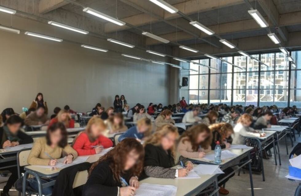 Maestro copión: rendía para ser director y lo sorprendieron con diez machetes