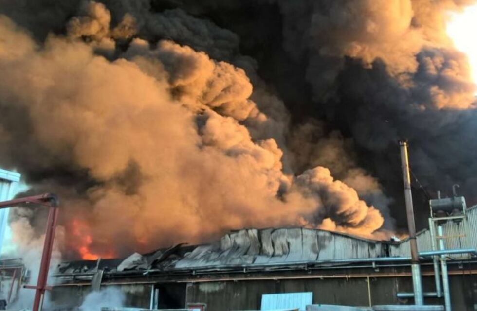 Lograron contener el incendio en una fábrica textil de La Plata