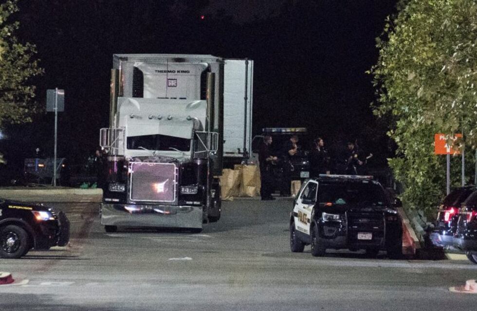 Hallan ocho cadáveres en un camión estacionado en un centro comercial de Texas