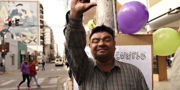 Ramón, el cuidacoches más famoso de Rosario, tuvo su festejo de cumpleaños (Franco Trovato Fuoco)
