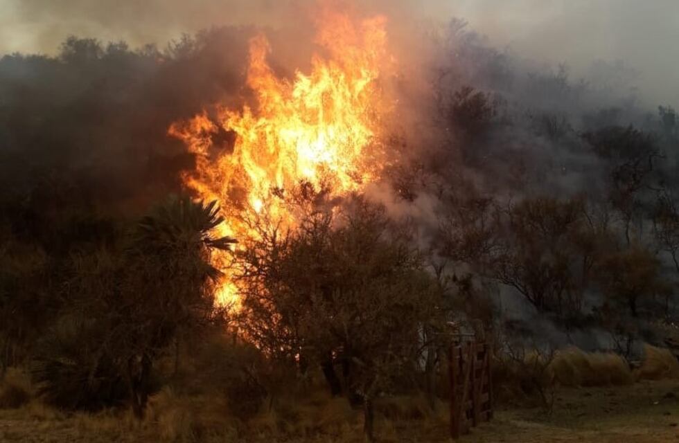 Villa Larca: tremendo esfuerzo para contener las llamas