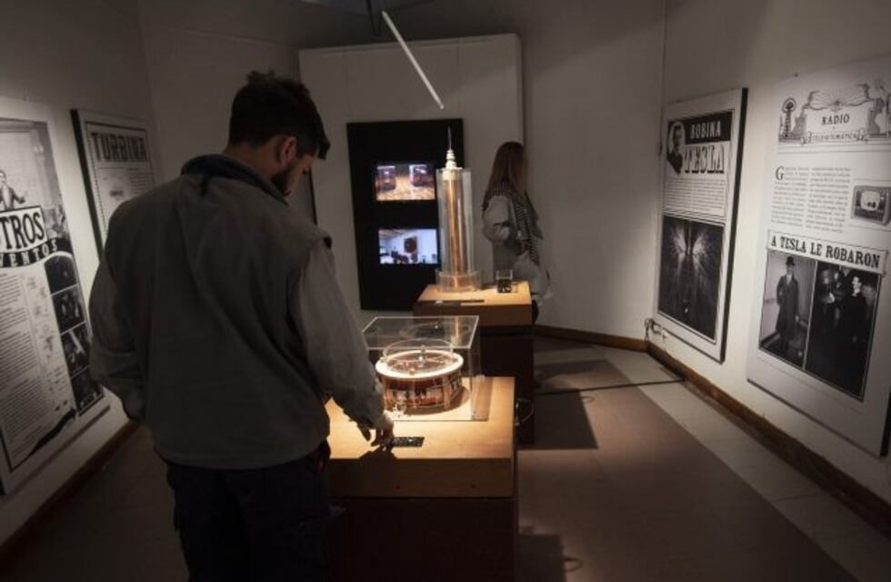 Se inauguró en la Casa de la Cultura la muestra Nikola Tesla: "inventor del Siglo XXI"
