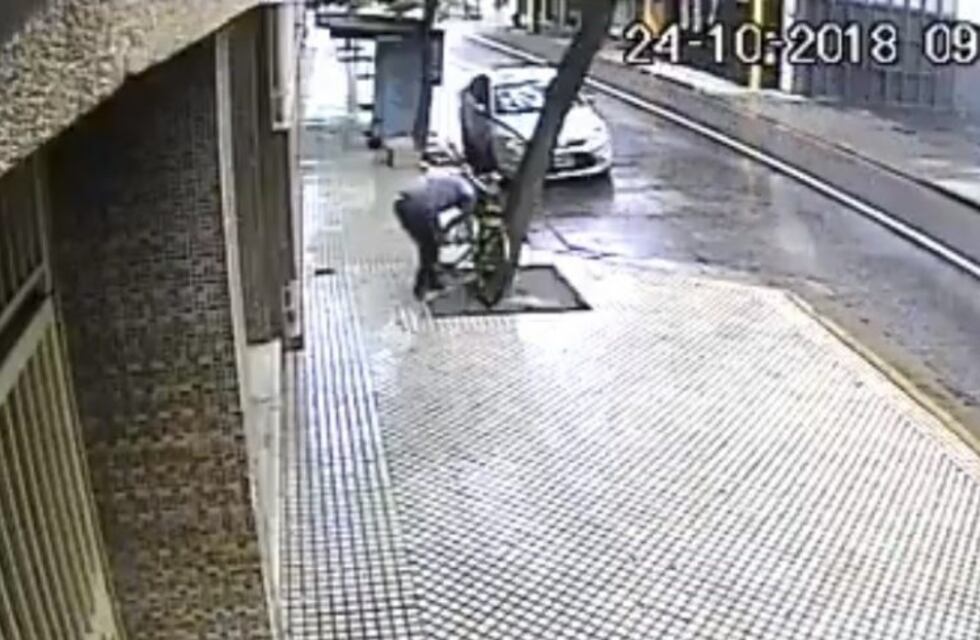 Con total impunidad, robó una bicicleta en el centro y quedó filmado