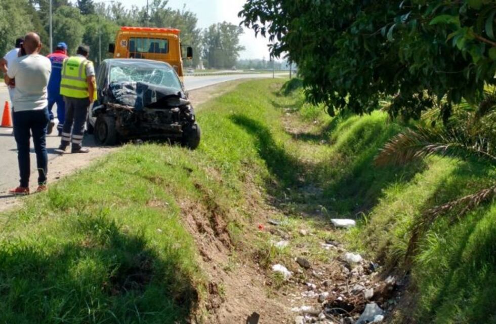 Chocó a un caballo, a una garita, y terminó volcado al costado de la ruta 5